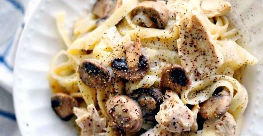 Бефстроганов из курицы со сметаной и грибами