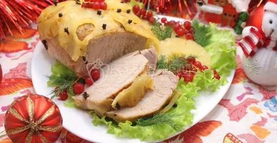 Мясо запеченное с ананасами