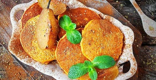 Тыквенные оладьи с пряными грушами в сиропе