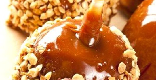 Яблоки в карамели и орехах