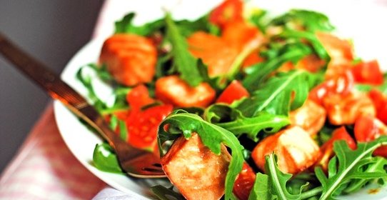 Салат с рыбой и помидорами