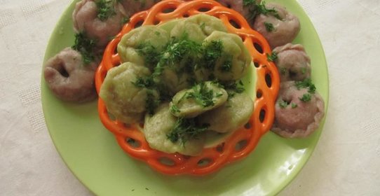 Цветные пельмени с томатным соусом