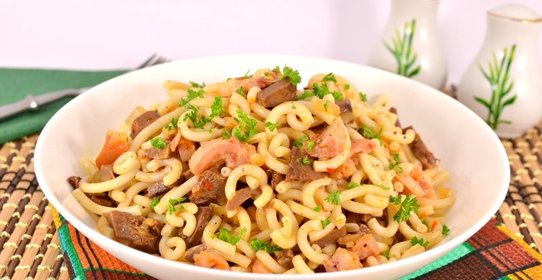 Макароны со свиным сердцем и копченой курицей