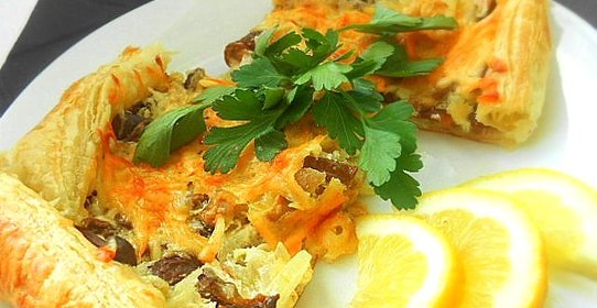 Слоеный пирог с грибами, сметаной и сыром