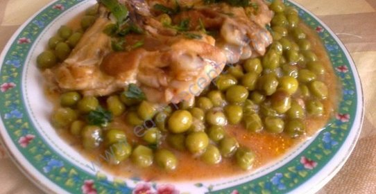 Курица с зеленым горошком