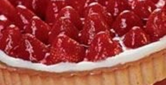 Торт из целых ягод клубники