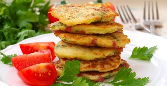 Кабачковые оладьи с колбасой