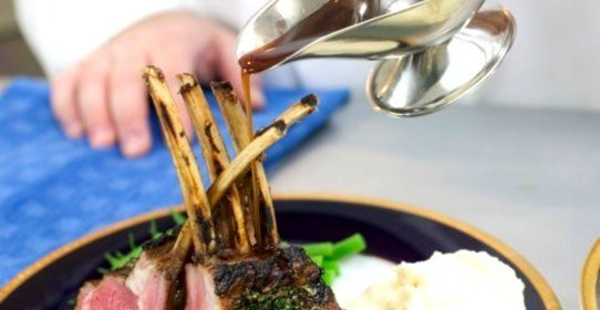 Запеченая баранина с корочкой из трав