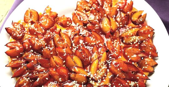 Фруктовое сердце со сливами