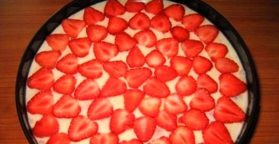 Торт с клубникой без выпечки