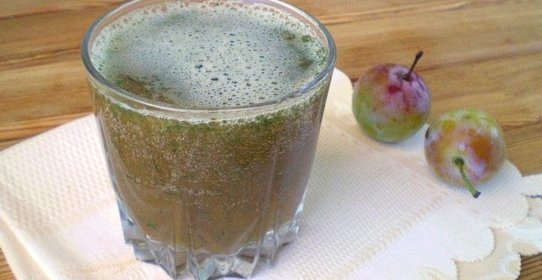 Зеленый коктейль со сливой