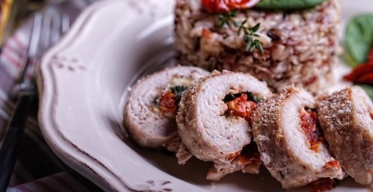 Рулетики из куриного филе с сыром, шпинатом и вялеными томатами