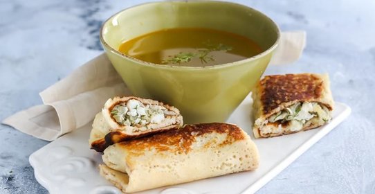 Рыбный бульон с хрустящими блинчиками