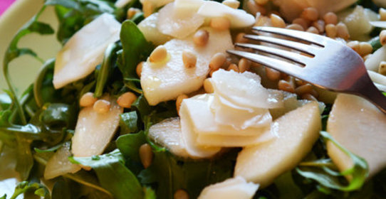 Салат с грушами, рукколой и козьим сыром