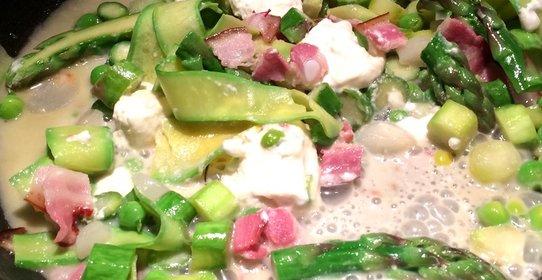 Весенняя карбонара со спаржей и горошком