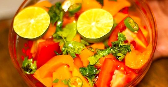 Салат с манго и помидорами