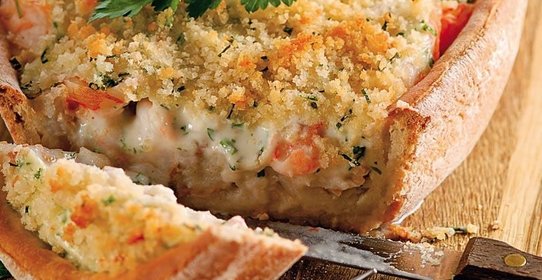 Хрустящий пирог с треской, пикшей и креветками