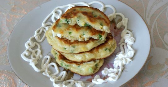 Оладьи с луком и яйцом