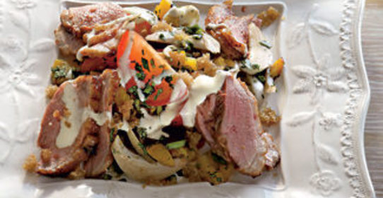 Теплый салат с уткой и йогуртово-горчичной заправкой