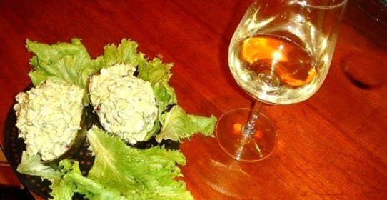 Салат из авокадо в лодочке