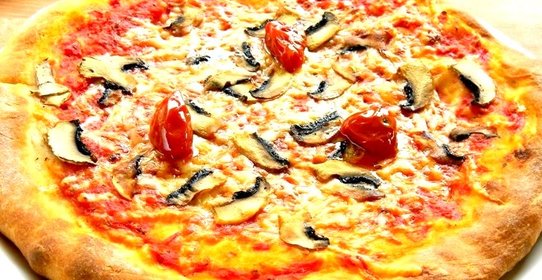 Пицца с шампиньонами и помидорами