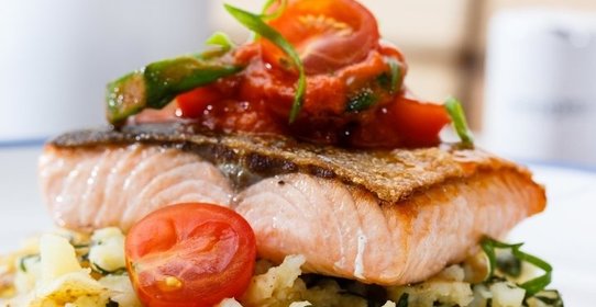 Стейк из форели с картофелем