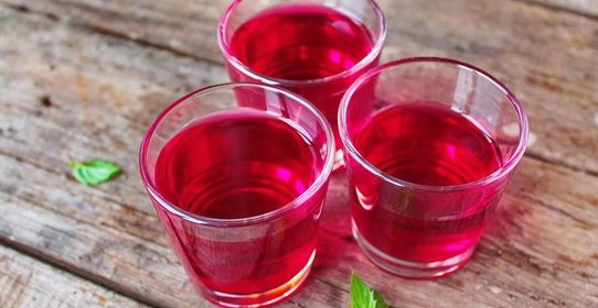 Свекольно-имбирный эль с вишневым сиропом