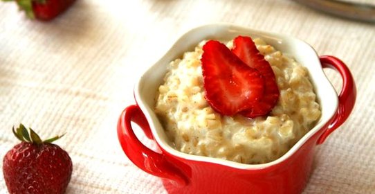 Пудинг из коричневого риса с клубникой