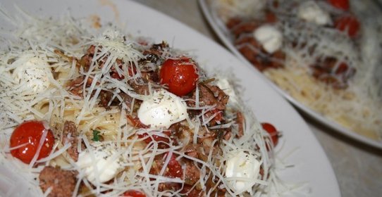 Спагетти с моцареллой, томатами черри и мясным соусом