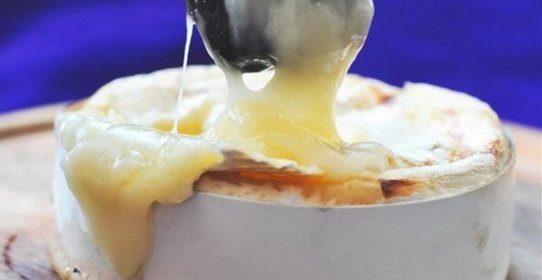 Камамбер, запеченный с медом и коньяком