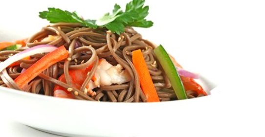 Бульон с гречневой лапшой и морскими гребешками