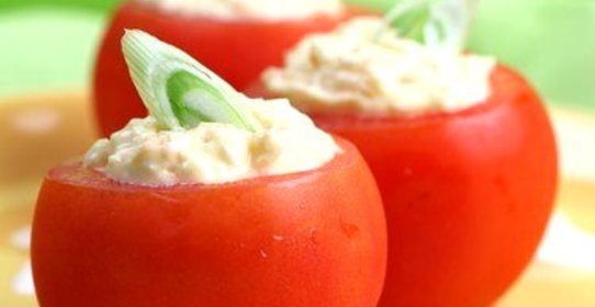 Помидоры, фаршированые творожно-овощным салатом