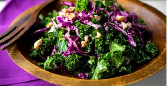 Капуста кале с красной капустой и грецкими орехами