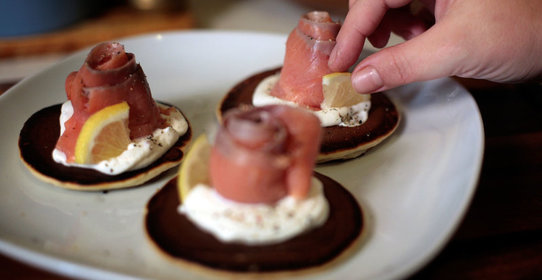 Блинчики с рыбой и сырным соусом