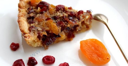 Пирог с клюквой орехами и курагой