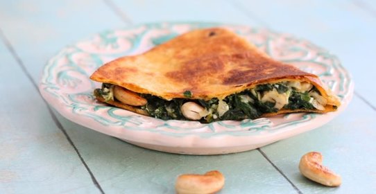 Тортилья с брынзой, шпинатом и кешью