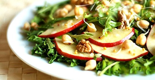 Салат фруктово-ореховый с проростками нута