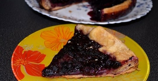 Пирог с черникой из слоеного бездрожжевого теста