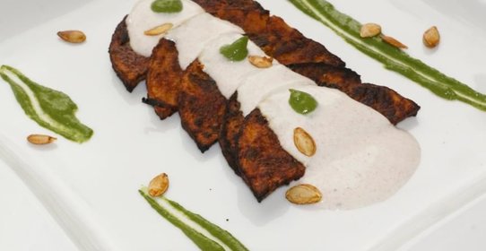 Тыква на гриле с пикантным йогуртом чили и соусом из кинзы