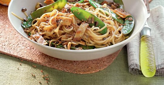 Лапша рамен со стручковым горошком и вешенками