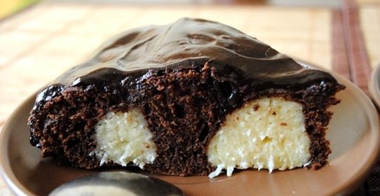 Шоколадный пирог с творожными шариками