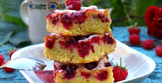 Бисквит с малиной