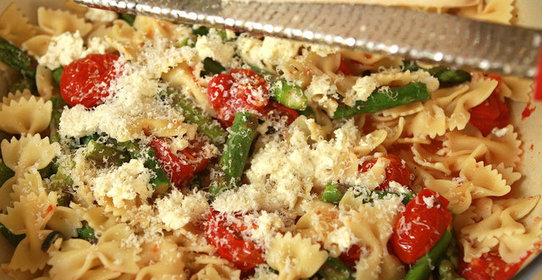 Паста с запеченными помидорами и спаржей