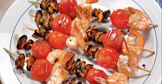Шашлычки из морепродуктов и черри