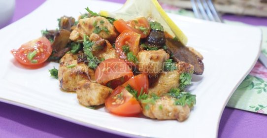 Курица тушеная с грибами и протёртыми помидорами