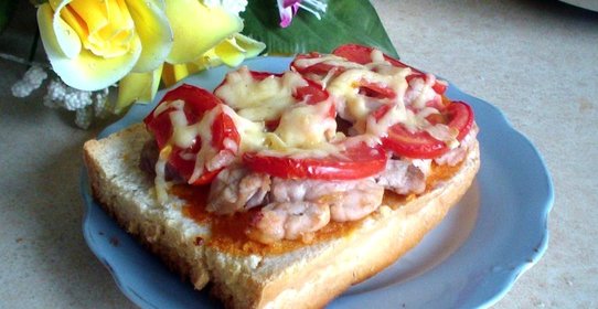 Пицца на батоне с индейкой