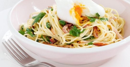 Спагетти с беконом и яйцом-пашот