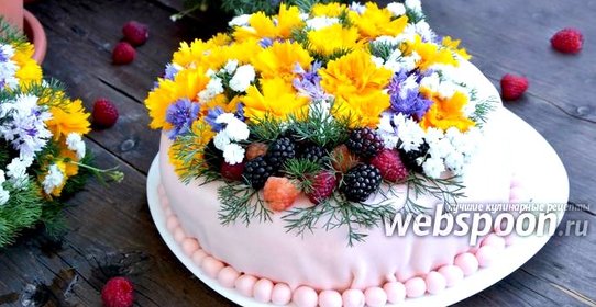 Бисквитный торт с ягодами и живыми цветами