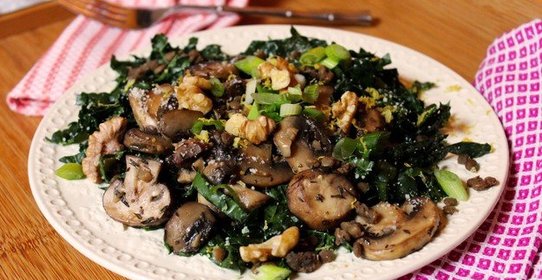 Салат с куриным филе, шампиньонами и орехами