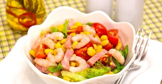 Салат с креветками, кукурузой и помидорами